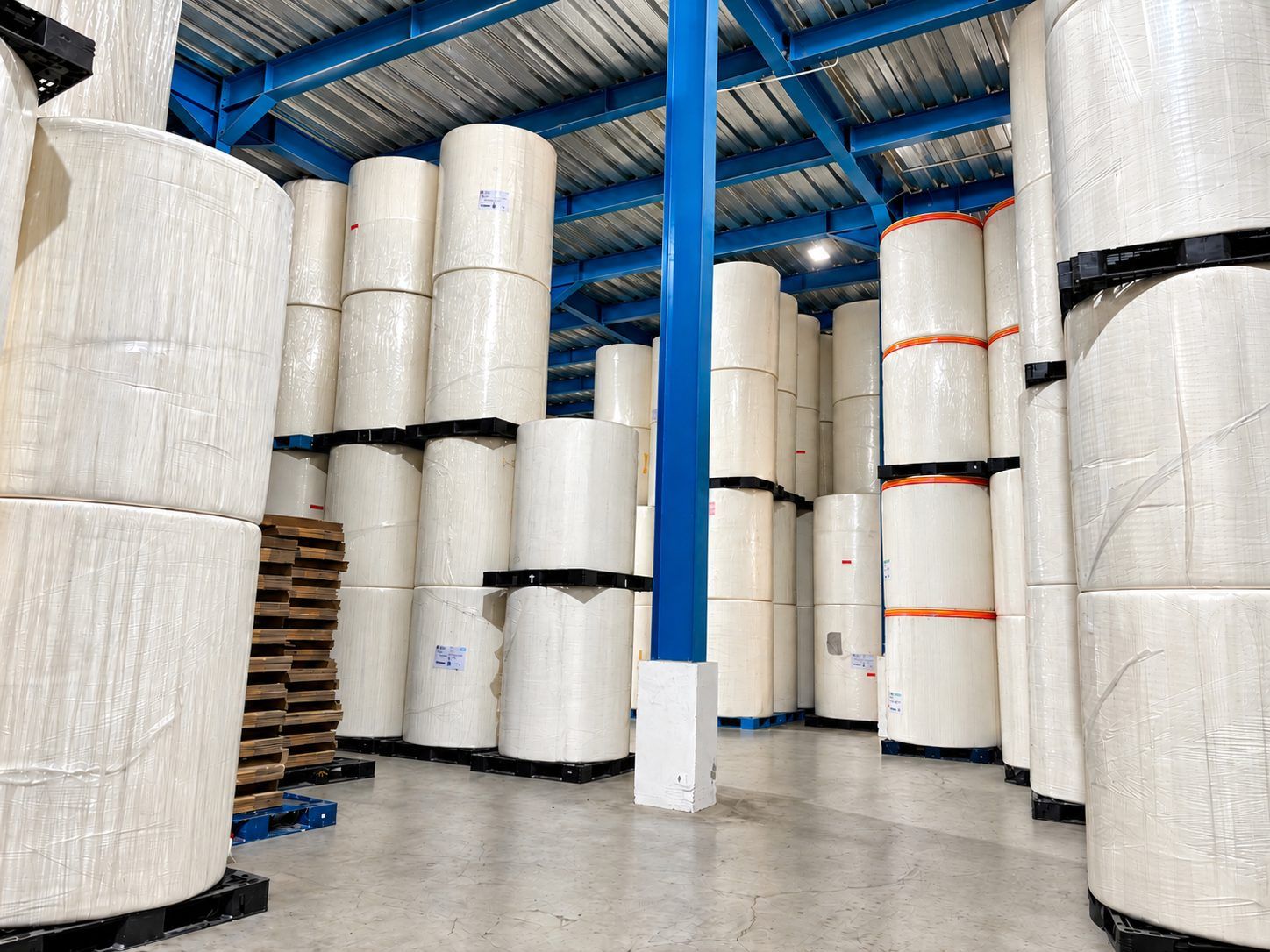 Tumpukan jumbo roll bahan baku